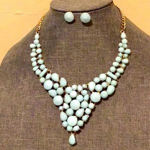 NEW. Gold Tone Blue Jewelry Set(Necklace/Earrings)